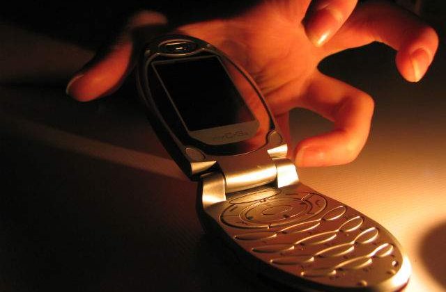 Mare grija CUI deschideti usa! Cum va pot convinge HOTII sa ii primiti in casa