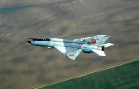 MApN: Rezervoarele suplimentare ale unui MiG-21 s-au desprins de avion