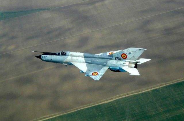 MApN: Rezervoarele suplimentare ale unui MiG-21 s-au desprins de avion