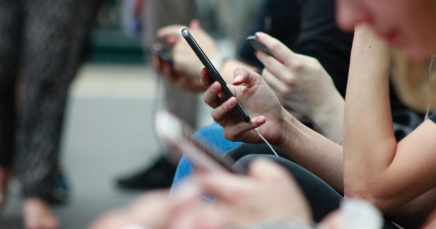 Efectul social media în dezvoltarea tinerilor