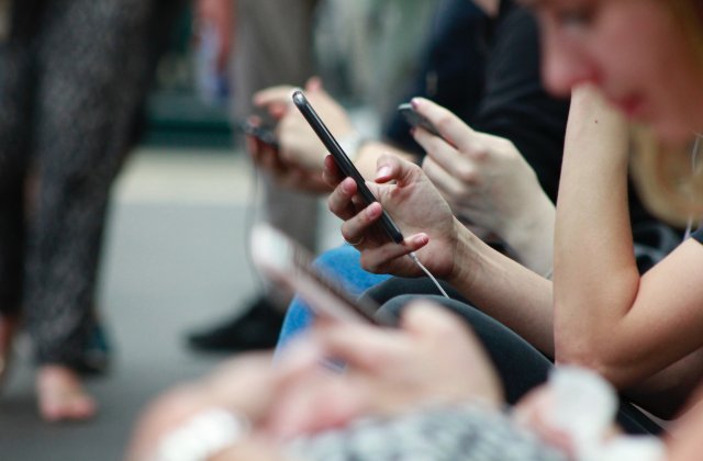 Efectul social media &icirc;n dezvoltarea tinerilor