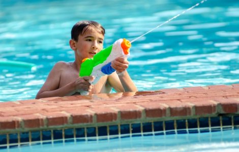 Ce să iei cu tine într-o zi călduroasă de vară la piscină?