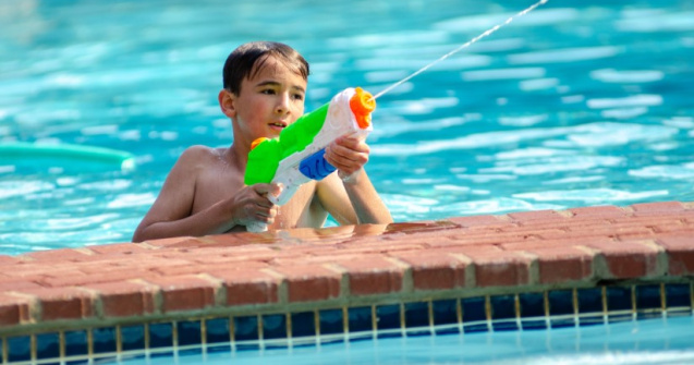 Ce să iei cu tine într-o zi călduroasă de vară la piscină?