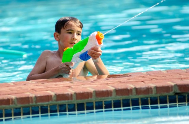 Ce să iei cu tine &icirc;ntr-o zi călduroasă de vară la piscină?