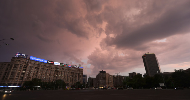 Jumătate de țară intră sub avertizare cod portocaliu de ploi torențiale, grindină și vijelii, de la ora 18:00. În ce zone urmează două zile de caniculă