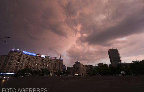Jumătate de țară intră sub avertizare cod portocaliu de ploi torențiale, grindină și vijelii, de la ora 18:00. În ce zone urmează două zile de caniculă