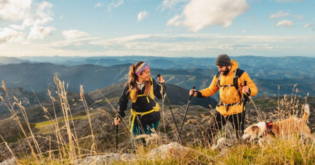 Gadgeturi outdoor pentru iubitorii de munte: accesorii pentru a face orice expediție mai ușoară