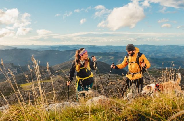 Gadgeturi outdoor pentru iubitorii de munte: accesorii pentru a face orice expediție mai ușoară