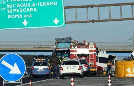 Accident rutier GRAV in Italia! Sase romani, inclusiv un bebelus, au murit