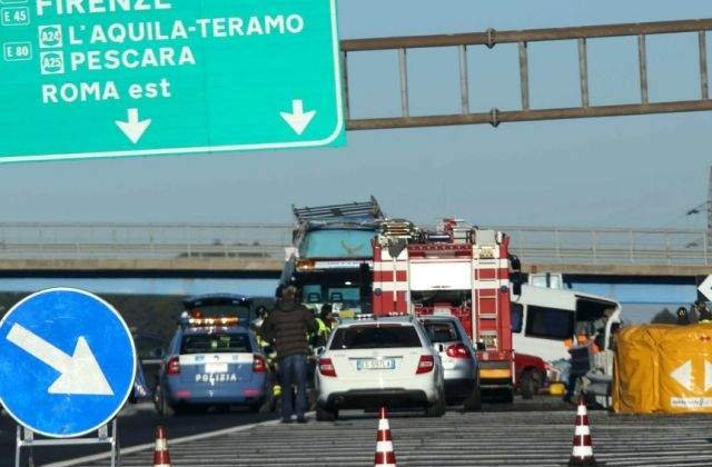Accident rutier GRAV in Italia! Sase romani, inclusiv un bebelus, au murit
