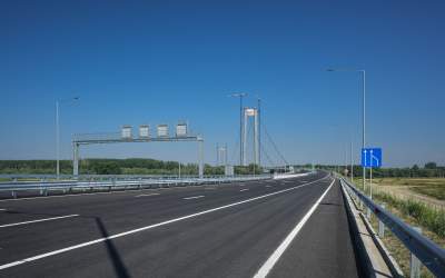 Denivelări de asfalt la Podul...