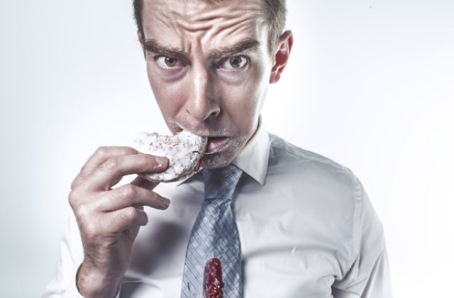 Cu g&acirc;ndul la m&acirc;ncare. La propriu