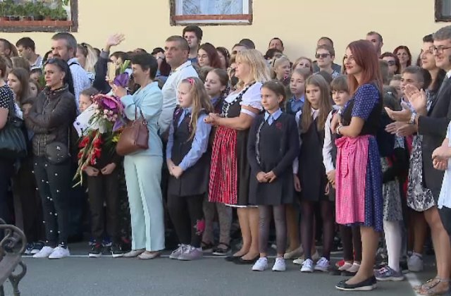 Prima zi din anul școlar 2023-2024. Aproximativ 2.700.000 de elevi și preșcolari &icirc;ncep, luni, cursurile 