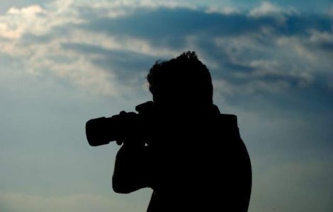 Un autoportret alb-negru semnat de o romanca, expus la Viena