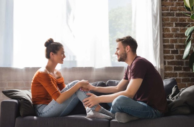 Navig&acirc;nd &icirc;mpreună printre obstacole