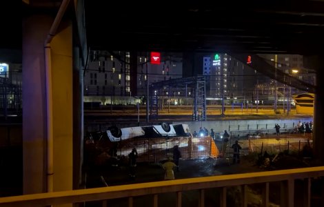 Tragedie în Italia. Un autobuz a căzut 15 metri în gol şi a luat foc