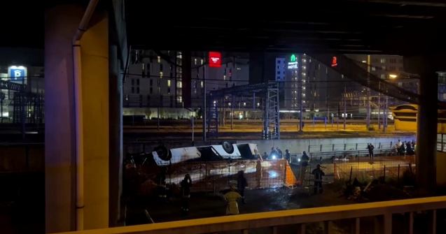 Tragedie în Italia. Un autobuz a căzut 15 metri în gol şi a luat foc