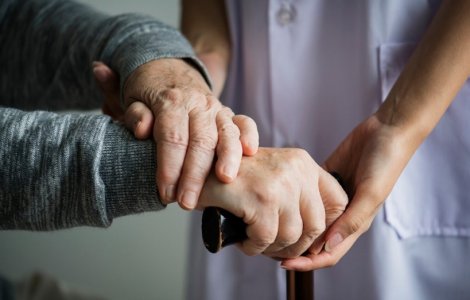 Cum să alegem un cămin de bătrâni: Siguranță, confort și îngrijire de calitate ?