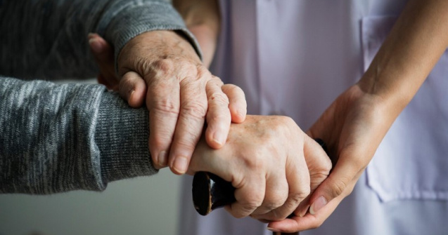 Cum să alegem un cămin de bătrâni: Siguranță, confort și îngrijire de calitate ?