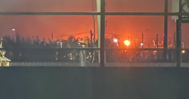 Explozii puternice la o rafinărie din Krasnodar. Rușii spun că au distrus 36 de drone lansate de Ucraina în largul Crimeei