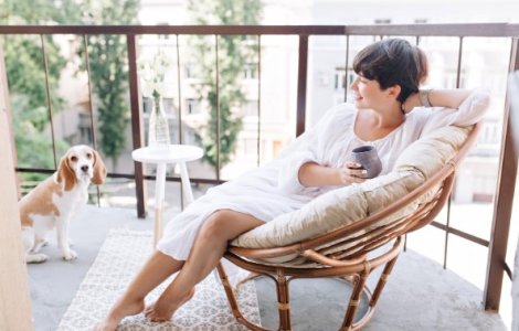 Idei practice pentru amenajarea balconului în stil scandinav