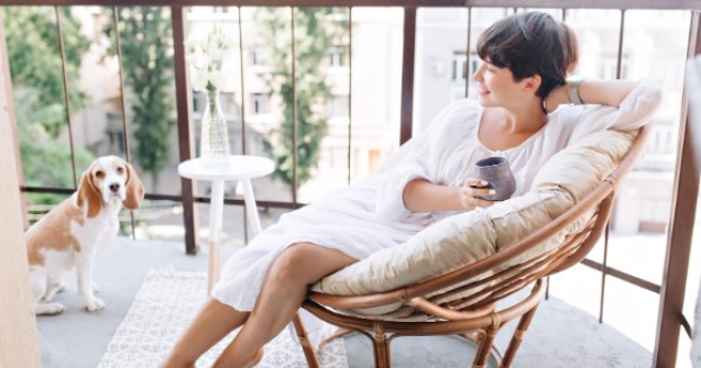 Idei practice pentru amenajarea balconului în stil scandinav