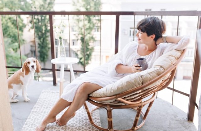 Idei practice pentru amenajarea balconului &icirc;n stil scandinav