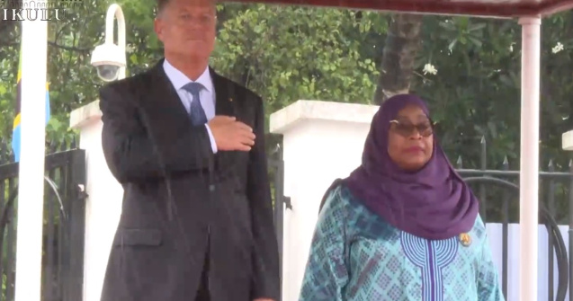 Președintele Klaus Iohannis, primit de omologul său din Tanzania VIDEO