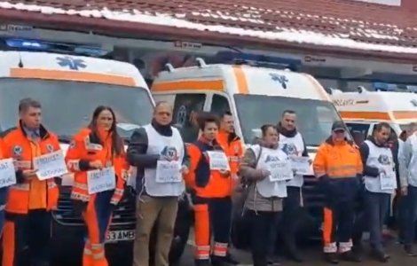 Revoltă națională din cauza legii pensiilor. Ambulanțierii au început greva