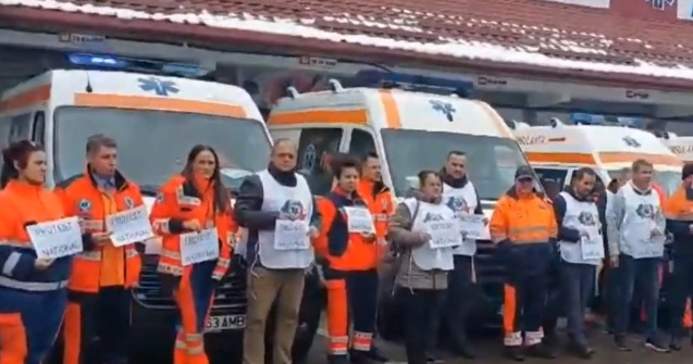 Revoltă națională din cauza legii pensiilor. Ambulanțierii au început greva