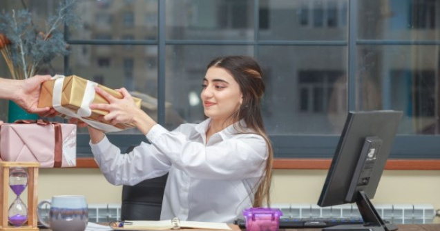 5 aspecte de care să ții cont când alegi cadoul pentru colegul de birou