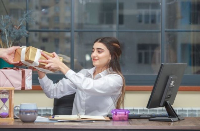 5 aspecte de care să ții cont c&acirc;nd alegi cadoul pentru colegul de birou