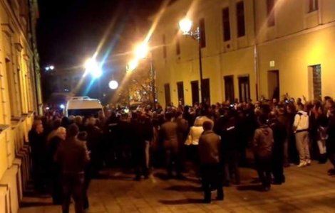  Video  Ponta, HUIDUIT la Baia Mare! Premierul, scos cu microbuzul din multime