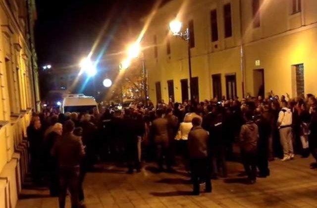 [VIDEO] Ponta, HUIDUIT la Baia Mare! Premierul, scos cu microbuzul din multime