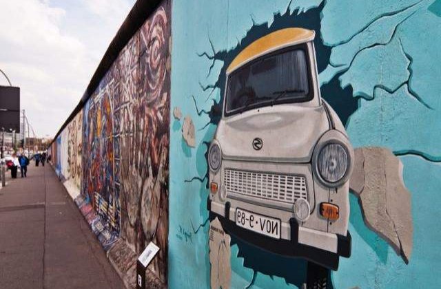 25 de ani de la caderea Zidului Berlinului! 10 lucruri pe care nu le stiai despre simbolul Razboiului Rece