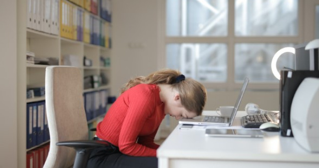 Trecerea la ora de iarnă: cum gestionezi schimbările tiparului de somn