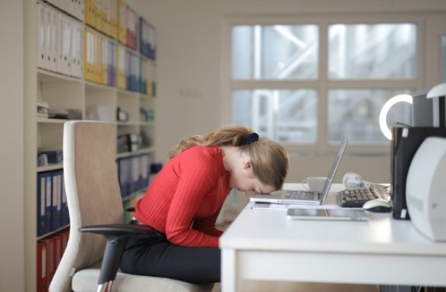 Trecerea la ora de iarnă: cum gestionezi schimbările tiparului de somn