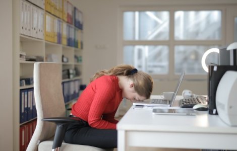 Trecerea la ora de iarnă: cum gestionezi schimbările tiparului de somn