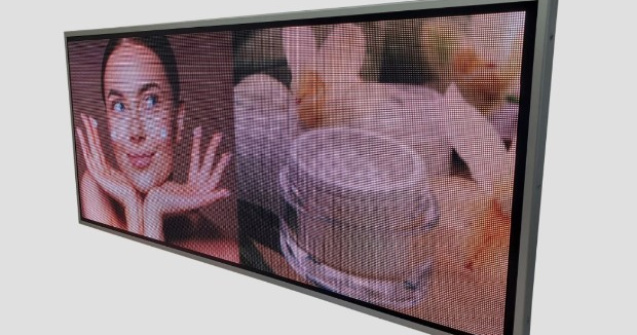 Cum poţi programa aceeaşi reclamă cu video, imagini sau texte color