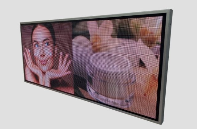 Cum poţi programa aceeaşi reclamă cu video, imagini sau texte color