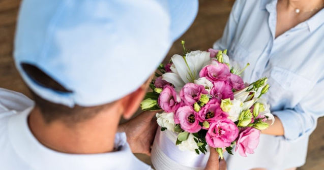 Comandă și livrare de flori online: O modalitate ușoară de a surprinde plăcut