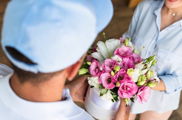 Comandă și livrare de flori online: O modalitate ușoară de a surprinde plăcut