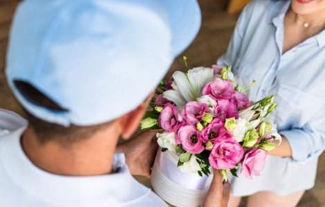 Comandă și livrare de flori online: O modalitate ușoară de a surprinde plăcut