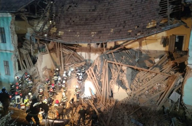 Peretele unui internat din Odorheiu Secuiesc s-a prăbușit. Un băiat a decedat, iar alte trei fete au fost scoase de sub dăr&acirc;mături