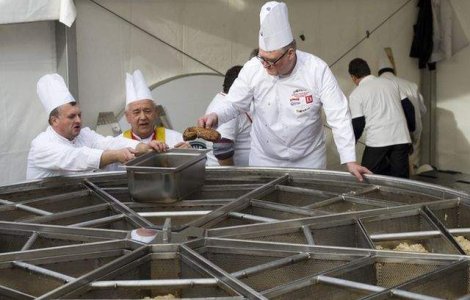 Record mondial la Odorheiu Secuiesc: 27.104 sarmale, gatite intr-o oala