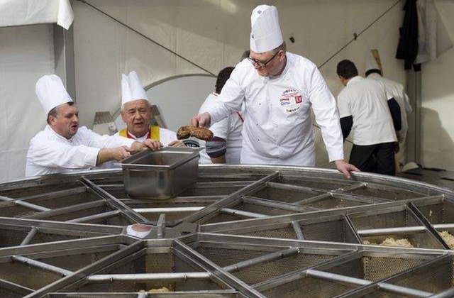 Record mondial la Odorheiu Secuiesc: 27.104 sarmale, gatite intr-o oala