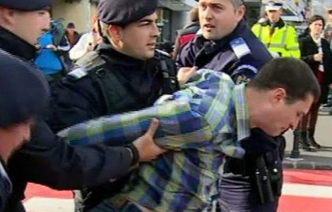 Incidente la Brasov intre sustinatorii si opozantii lui Ponta si jandarmi