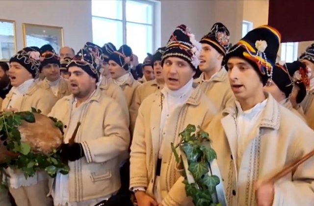 Familia regală, colindată de dubașii satului, la Castelul de la Săv&acirc;rșin. Majestatea Sa Margareta: &bdquo;Sper că va continua această tradiție&rdquo; 