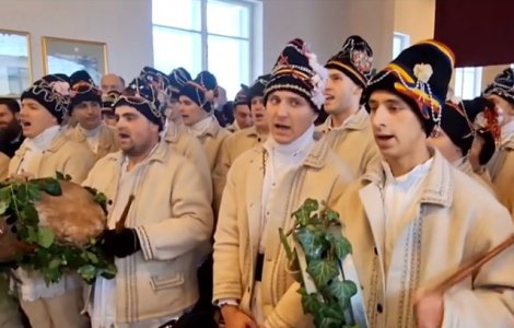 Familia regală, colindată de dubașii satului, la Castelul de la Săvârșin. Majestatea Sa Margareta: „Sper că va continua această tradiție”