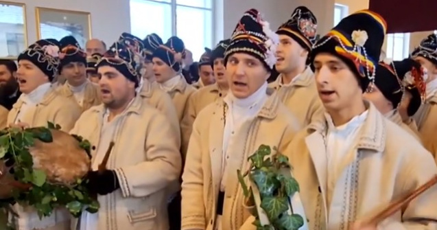 Familia regală, colindată de dubașii satului, la Castelul de la Săvârșin. Majestatea Sa Margareta: „Sper că va continua această tradiție”